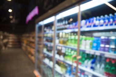 Havaalanındaki gümrüksüz mağazanın ışıkları - odaklanmış arka plan