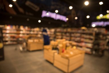 Bulanık pazar meyvesindeki boş ahşap masa. Ürünlerinizi görüntüleyebilir ya da görüntüleyebilirsiniz