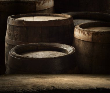 Kahverengi arka planda eski ahşap fıçı