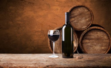 Kırmızı şarap, şişe, bardak ve eski fıçıyla dolu sakin bir hayat.