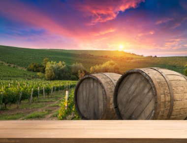 Üzüm bağı masa üstü tasarımı. Şarap arka planı. Üzüm bağı ve boş ekran ile sonbahar tasarımı. Sonbahar üzümleri hasat