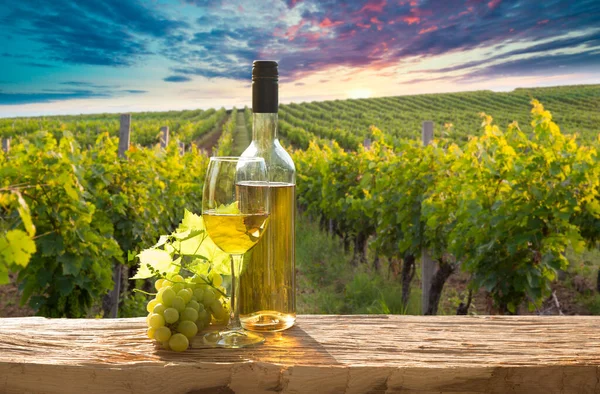 Un verre de vin de glace frais et frais surplombant un vignoble canadien lors d'un coucher de soleil estival — Photo