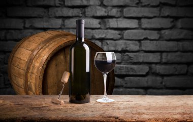 Kırmızı şarap, şişe, bardak ve eski fıçıyla dolu sakin bir hayat.