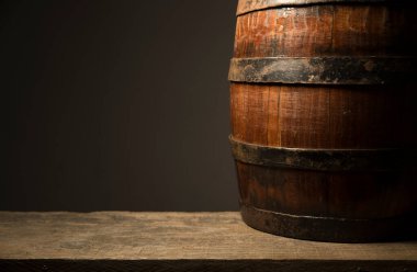 - Bira. Vintage bira fıçısı ve cam hafif birayla dolu bir hayat. Taze kehribar bira konsepti. Tahta masada yeşil hop ve altın arpa. Bira fabrikası için malzemeler. Bira gelenekleri