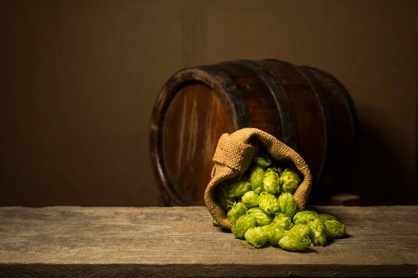 Een Biertje Stilleven Met Vintage Biervat Glas Licht Bier Een — Stockfoto