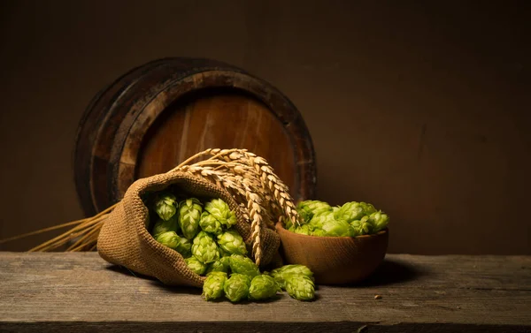 Bier Stillleben Mit Vintage Bierfass Und Glas Light Bier Frisches — Stockfoto