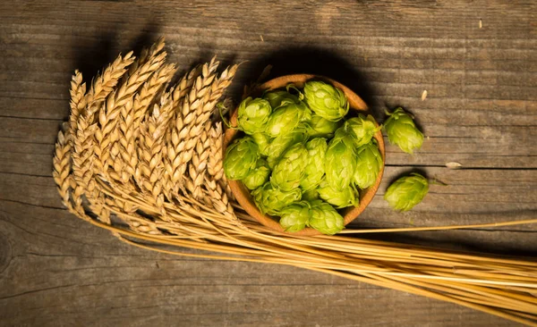 Bier Stillleben Mit Vintage Bierfass Und Glas Light Bier Frisches — Stockfoto