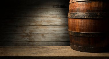 Kahverengi arka planda eski ahşap fıçı