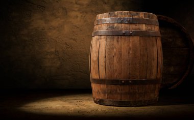 Kahverengi arka planda eski ahşap fıçı