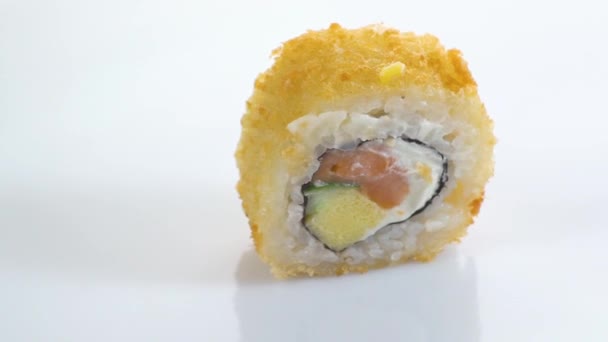 Sushi roll Φιλαδέλφεια σε λευκό φόντο close-up — Αρχείο Βίντεο