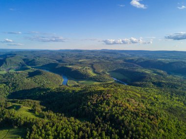 Nehrin üst manzarası yeşil dağlarda
