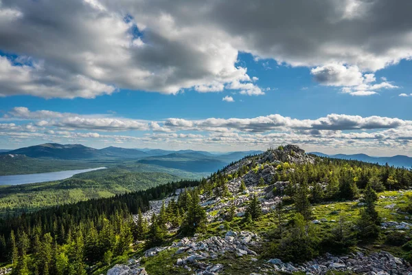 RUSSIA Güney Ural Sırtı Ural Zyuratkul dağları ve gökyüzü