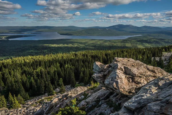 RUSSIA Ural meridionale Ural Ridge Ural Zyuratkul montagne e cielo Foto Stock Royalty Free