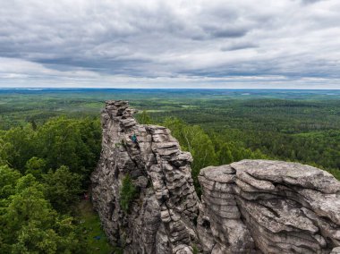 Tırmanışçı Ural dağlarındaki bir uçuruma tırmanır.