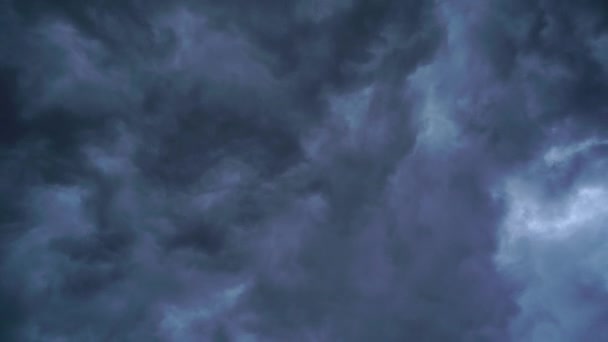 Fırtınadan önce fırtına bulutları 4k 60fps hızında — Stok video