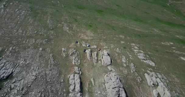 Opkomst van SUV auto 's bergop tussen stenen 4k — Stockvideo