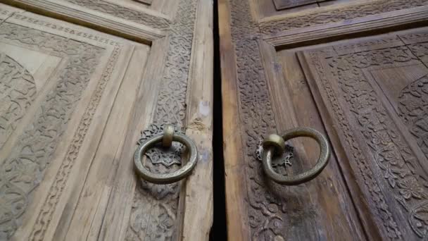 Древние восточные двери открыты — стоковое видео