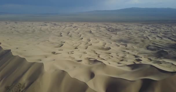 Moğolistan 'daki Gobi çölünde kum tepeleri. — Stok video