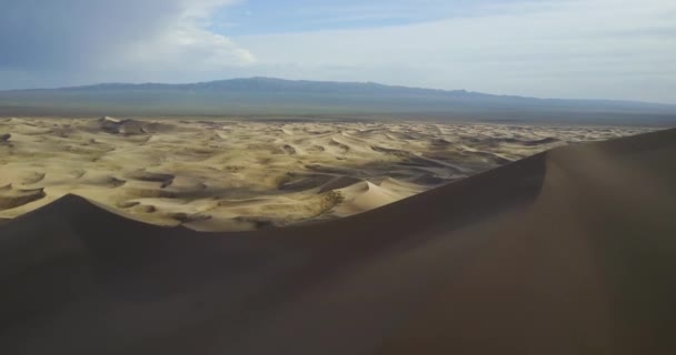Moğolistan 'daki Gobi çölünde kum tepeleri. — Stok video