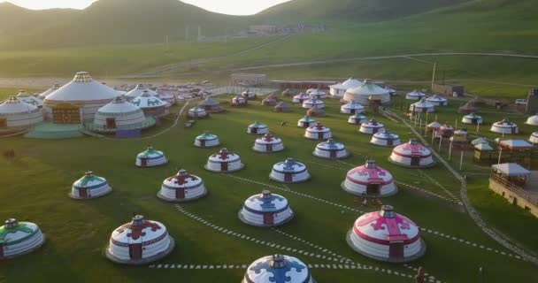Camping z jurty w górskiej dolinie w Mongolii — Wideo stockowe