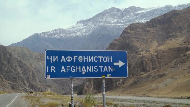 Δείκτης οδικής πινακίδας στο Αφγανιστάν — Αρχείο Βίντεο