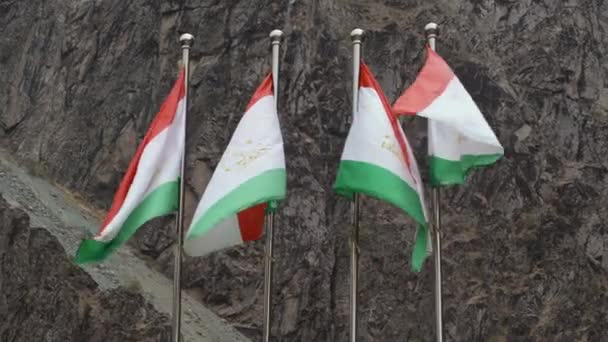 Σημαίες του Τατζικιστάν στα σύνορα της αυτόνομης περιοχής Gorno-Badakhshan — Αρχείο Βίντεο