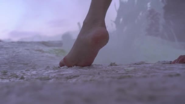 Όμορφα θηλυκά πόδια βήματα ξυπόλυτη κοντά σε ένα ζεστό σπα άνοιξη — Αρχείο Βίντεο