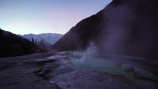 Heiße Quelle in den Bergen brodelt Wasser und Dampf kommt — Stockvideo