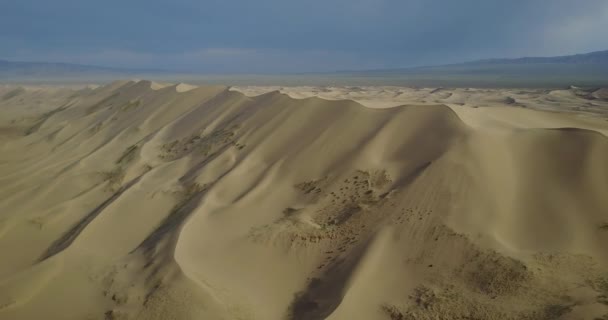 Sanddünen in der Wüste Gobi in der Mongolei — Stockvideo