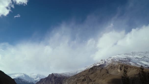 Picos de montañas nevadas en las nubes Pamir Tayikistán — Vídeos de Stock