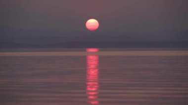 Ve batarken, dağların ardından da Güneş 'i.