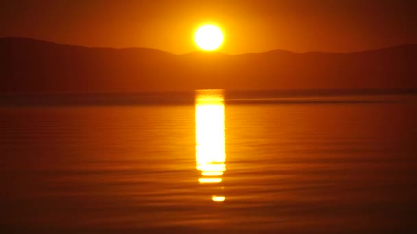 Закат на горном озере южного Урала Увилды. отражение в воде — стоковое видео