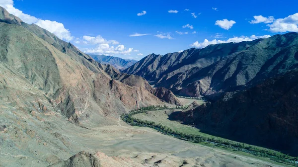 Nehir Moğolistan 'daki dağlar boyunca akar.