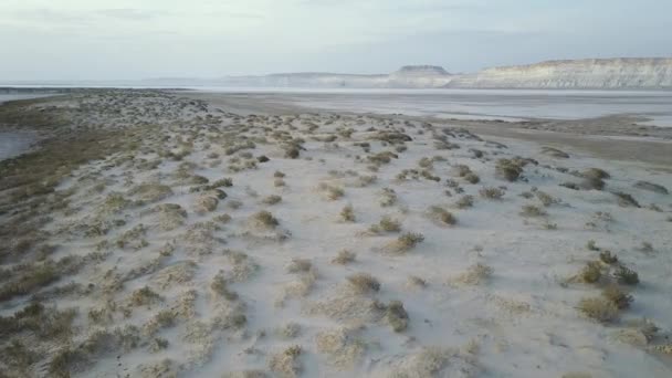 Солончак в пустыне на полуострове Мангышлак в Казахстане — стоковое видео