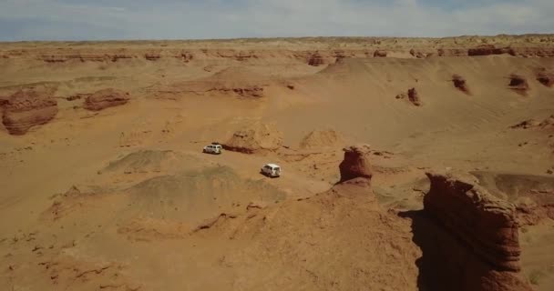 Autos fahren von oben in die Wüste — Stockvideo