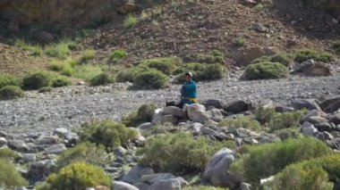 Ulaanbaatar Moğolistan, Mayıs, 5.2019: Moğolistan eteklerinde at süren bir Moğol binicisi.
