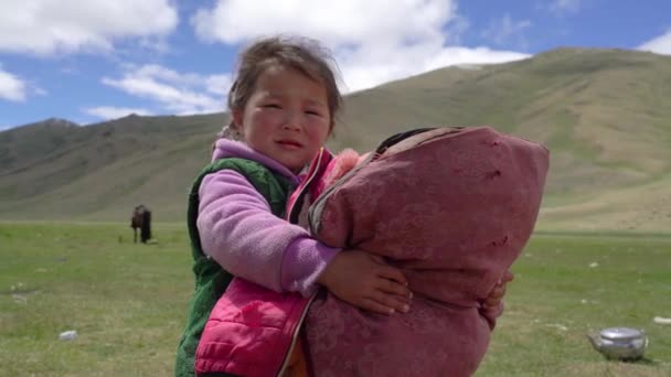 Ulgiy Mongolia, May 1,2019：Mongolian girl child looking at the camera on a close-mission — 图库视频影像