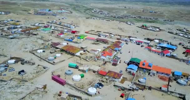 Mongolská vesnice se nachází na úpatí hor — Stock video