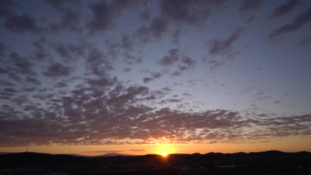 Coucher de soleil dans le village mongol dans les montagnes — Video