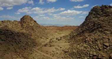 Moğol çölünde dağ manzarası