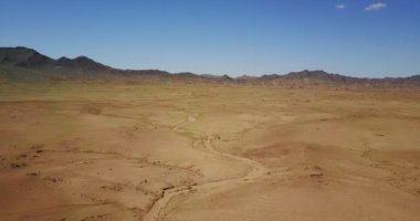 Moğol çölünde dağ manzarası