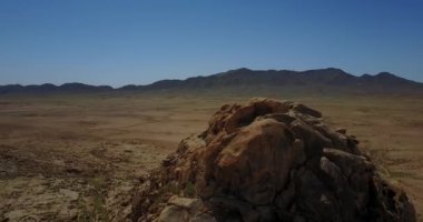 Moğol çölünde dağ manzarası