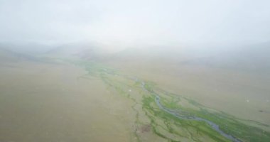 Nehir Moğolistan 'daki dağlar boyunca akar.