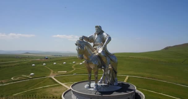 Ulan Bator Mongoliet, 15 juli 2019: Monument till Djingis Khan i Ulan Bator — Stockvideo