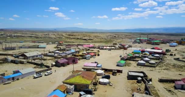 山のふもとに位置するモンゴルの村 — ストック動画