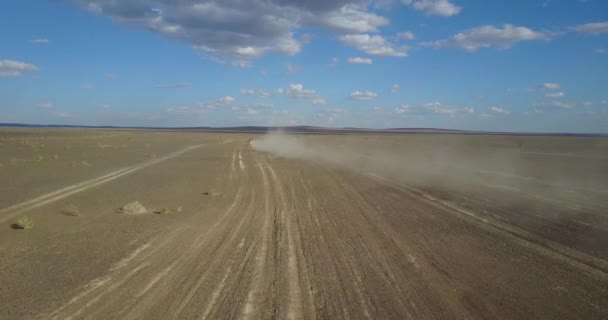 Carros dirigindo no deserto a partir de cima — Vídeo de Stock