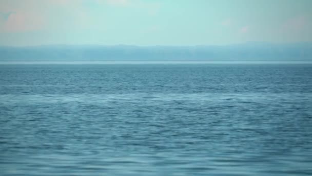 Байкальское озеро голубое во второй половине дня летом — стоковое видео