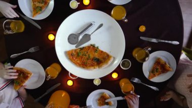 Yuvarlak bir masada, aile pizza keser, üst tabaka, beş aile üyesi
