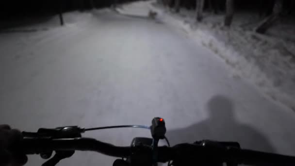 Mann fährt Fahrrad Pedal Sichtschatten eines Fahrrades, Nacht — Stockvideo