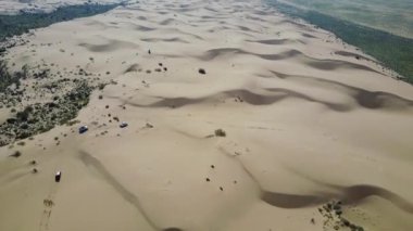 Kazakistan 'daki çöl kumlarından geçen arabaların en üst görüntüsü.